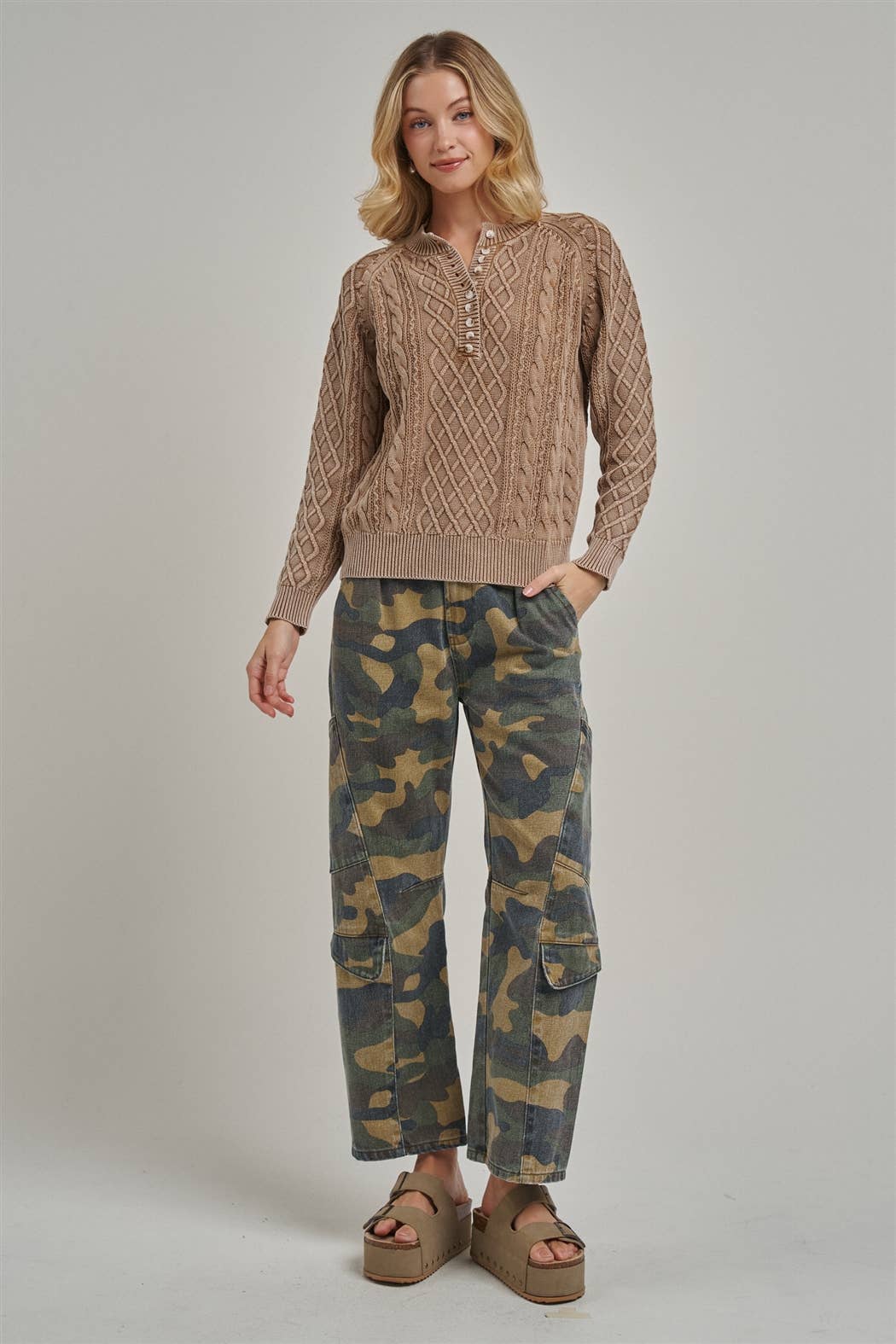 MID RISE BIG CAMOUFLAGE UTILITY CARGO PANTS