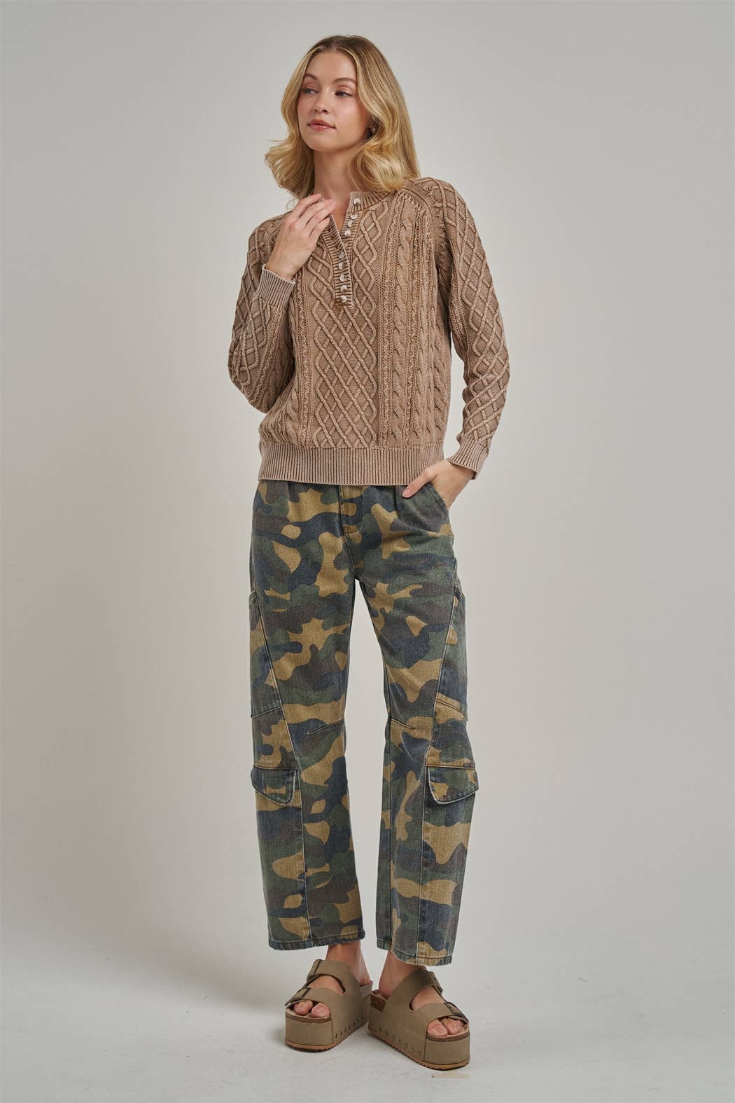 MID RISE BIG CAMOUFLAGE UTILITY CARGO PANTS